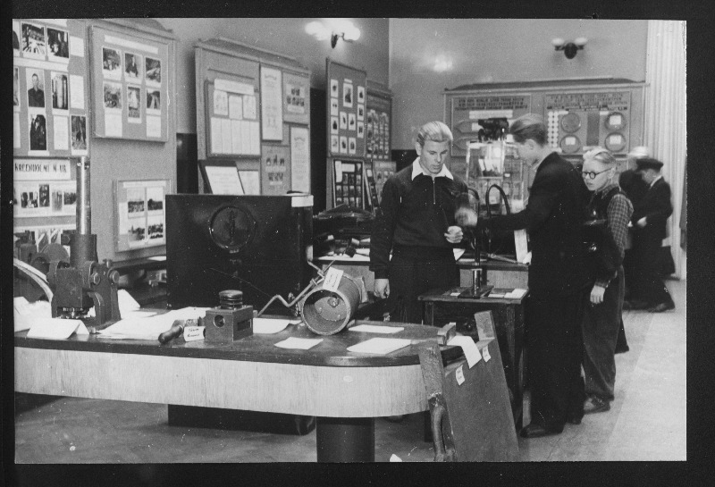 Koolinoored tutvuvad ratsionaliseerimisalase näitusega.