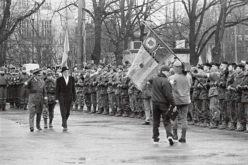 Eesti Vabariigi iseseisvuse 77.aastapäeva paraadil Vabaduse väljakul tervitab president Lennart Meri (vasakult 3.) sõdureid.