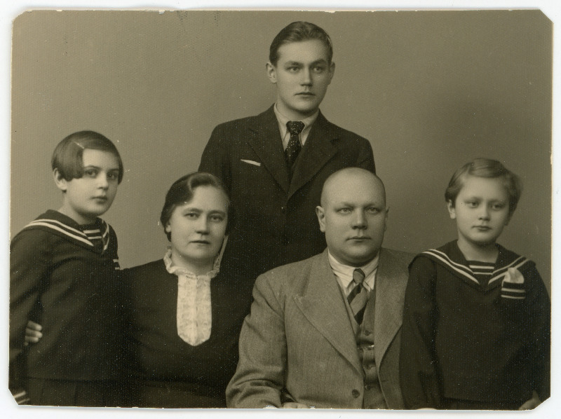 Juhan, Leena, Boris ja Juta Leppere ning Ilme Lepvalts. Passitaotluse foto