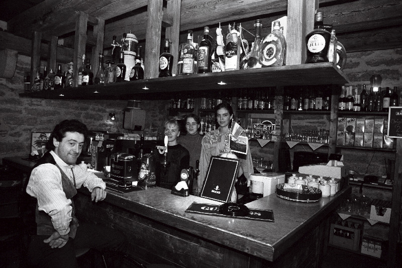 Itaalia restorani “Controvento” baari sisevaade. Esiplaanil restorani peremees Paolo Moglia.