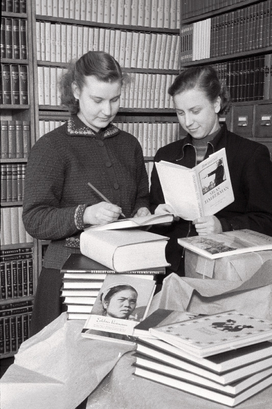 Tartu raamatukaupluse nr. 2 töötajad M. Laidvee ja Silvia Polakes Saksa DV-s ilmunud raamatuid välja pakkimas.