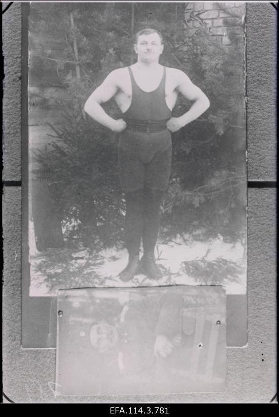 Vabadussõda. 2.Suurtükiväepolgu 3.liikuv laskemoonapargi meeskonna tugevaim liige allohvitser A. Teder.