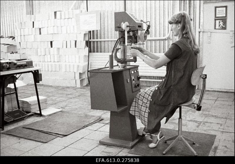 Ekspordibüroo tellimus - "Kommunaari" puittaldadega jalatsid.