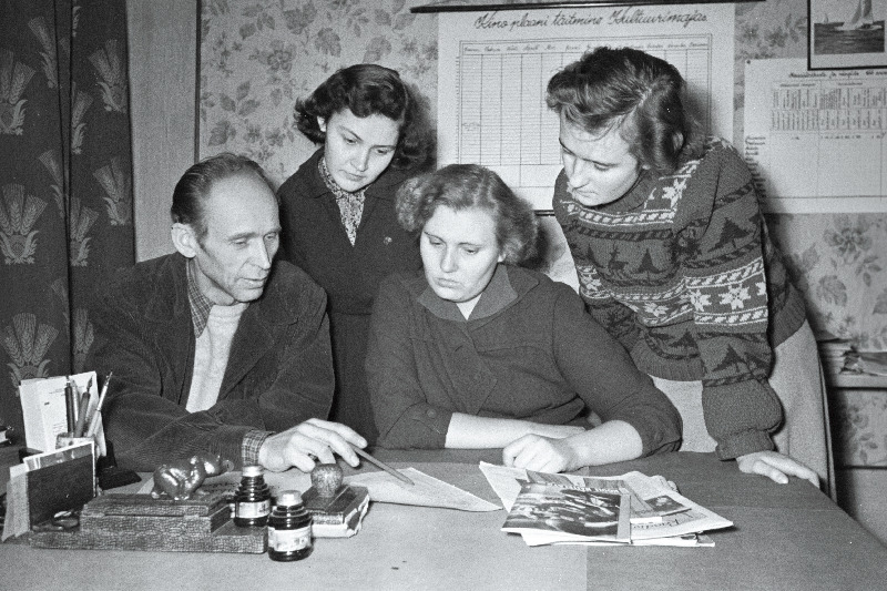 Rõngu kultuurimaja direktor August Kikas, Rõngu kooli vanempioneerijuht Edith Tonso, raamatukogu juhataja Valli Mõttus ja sidejaoskonna töötaja A.-M. Tähiste arutamas ürituste läbiviimist.