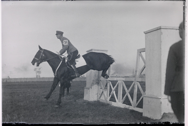 Eesti kaitseliitlane hobuse seljas tõket ületamas.