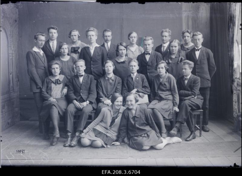 Paide Ühisgümnaasiumi IIIa klass 1926/27. Allkirjad. Vasakult: 2. reas Linda Pruuden, Eugen Künnapuu, õpetaja Olga Puskar, x, x, x; 3. reas Elmar Krass, x, Paul Vihalem, x, Jaan Hiob, x, Arnold King; 4. reas Artur Takk, Magda Ventsel, Artur Tollberg, x, Rudolf Zimmermann, Agnes Kärner.