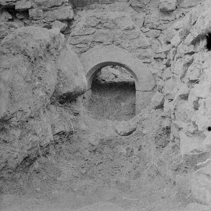 Padise klooster. Ukseava läänetiiva alaseinas (vaade sisehoovist)