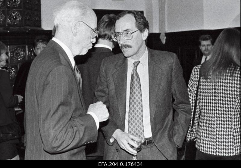 President Lennart Meri (vasakult) ja Ameerika Ühendriikide suursaadik Eestis Robert Frasure Prantsuse ja Saksa saatkondade ühisvastuvõtul.