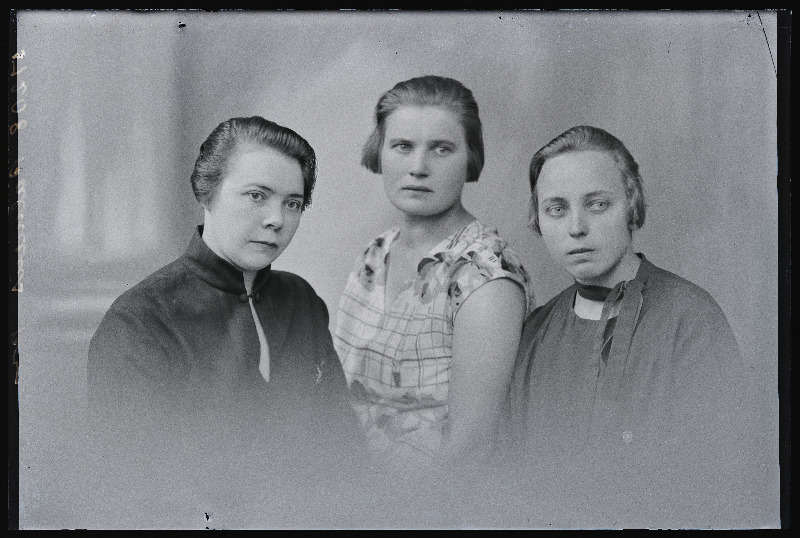 Grupp naisi, (foto tellija Palmeus [Palmeos]).