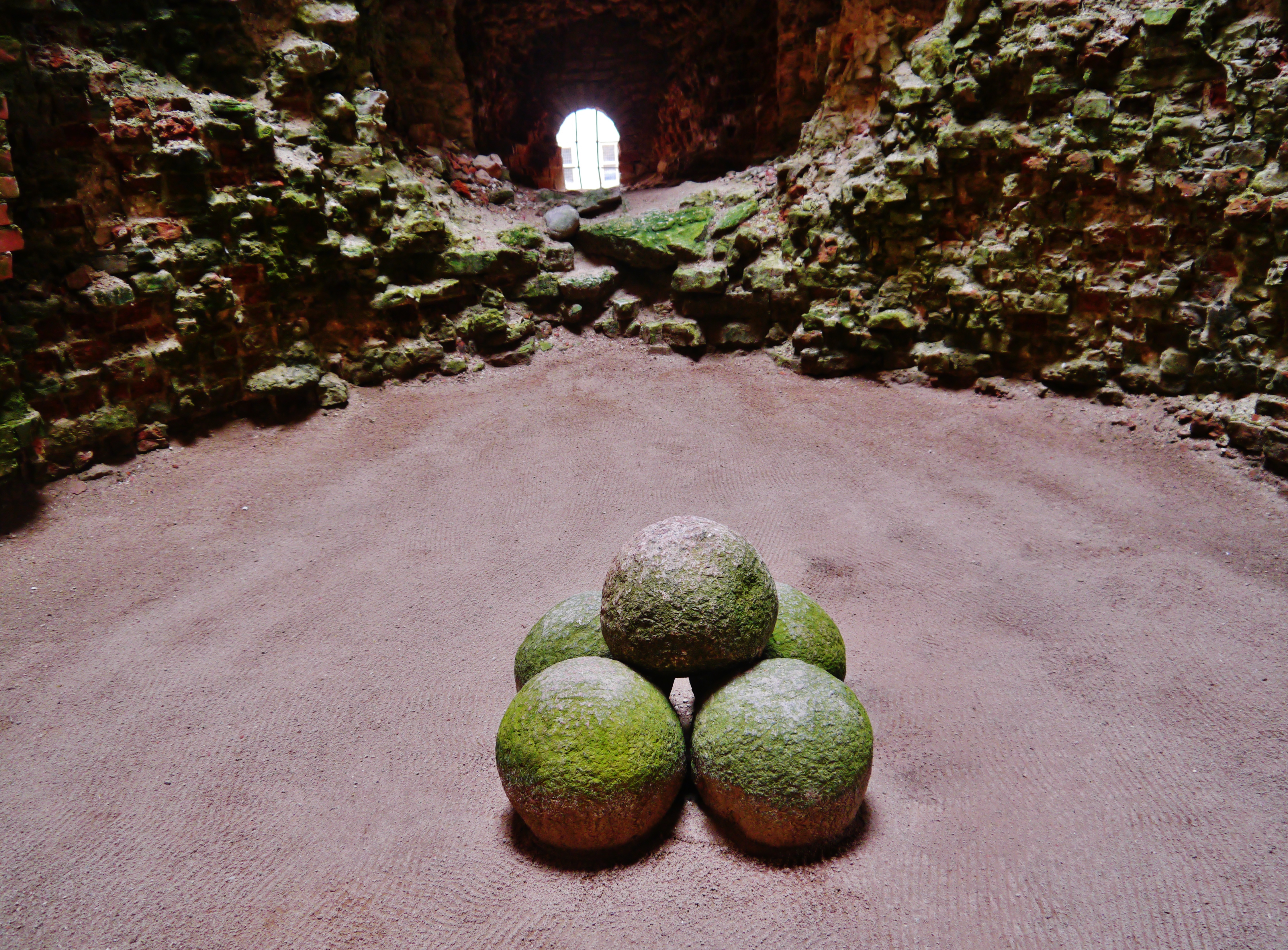 Bauska Ordensburg Bauska Kanonenkugeln 2 - Cannonballs inside the tower of Bauska Castle, Bauska, Latvia