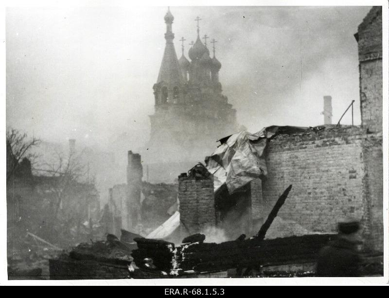 Tallinna kesklinnas paiknenud Kuremäe Pühtitsa Jumalaema Uinumise kloostri abikirik keset märtsipommitamises purustada saanud hooneid
