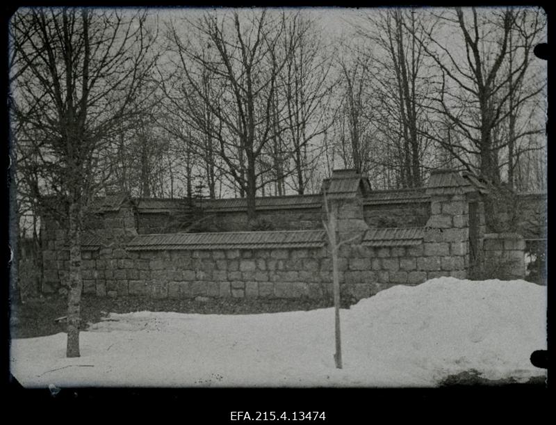 Vaade raudkividest piirdemüürile, (foto tellija Engelhardt).