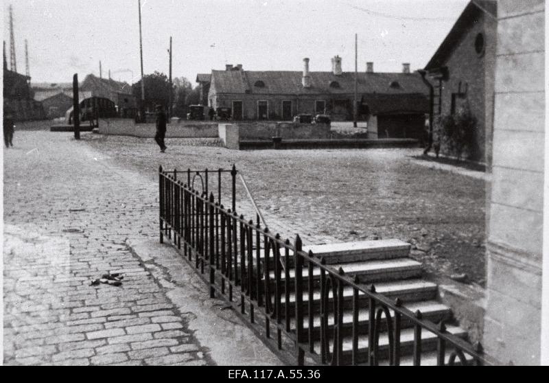 Vaade Tollivalitsuse eest enne aia lammutamist Tollimaja ja Sadamatehaste kanali vahel.