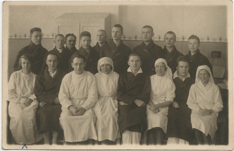 Bakterioloogia Instituudi töötajate grupifoto koos patsientidega. Esimeses reas esimene on Alma Pung