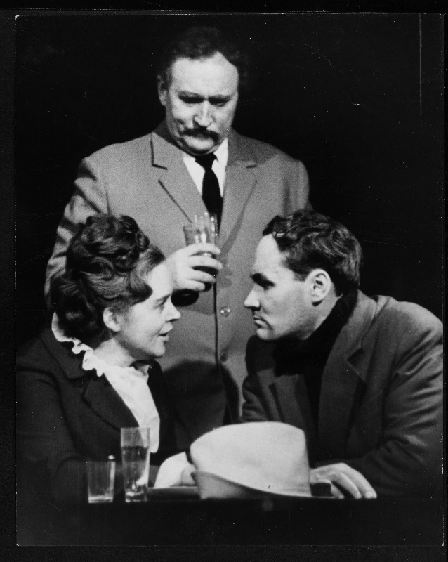 Stseen E. Tambergi ooperist "Raudne kodu" RAT "Vanemuises", Iige - Leida Jürgens, Peeter - Lembit Soone ja Reeder - Viktor Taimre (seisab).