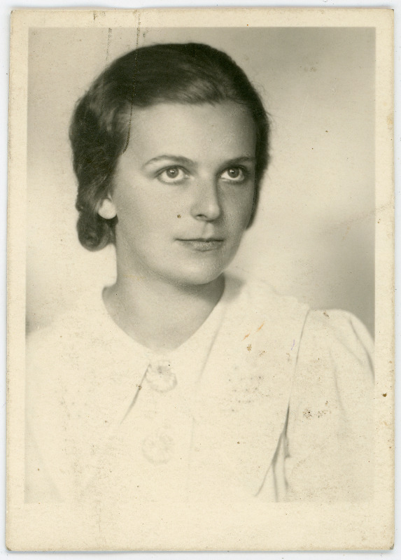 Feldmann, Anneliese Martha, s 1907. Portreefoto välispassi saamiseks esitatud avalduse juurde