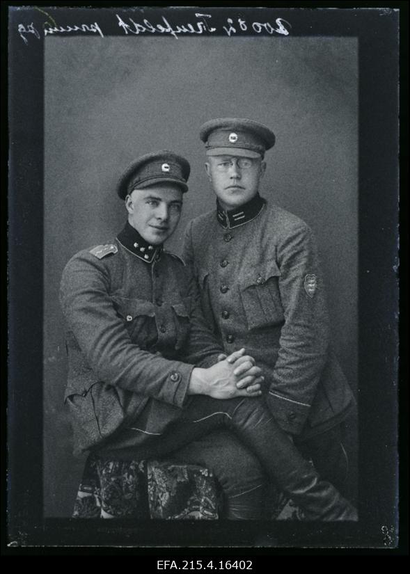 Kaks sõjaväelast, (foto tellija Treufeldt).
