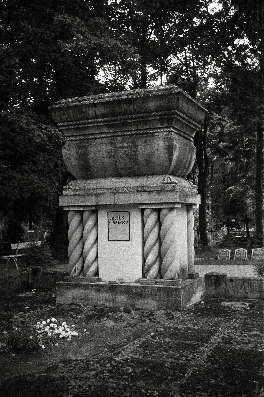 Vabadussõja kangelase Julius Kuperjanovi hauasammas Raadi kalmistul.