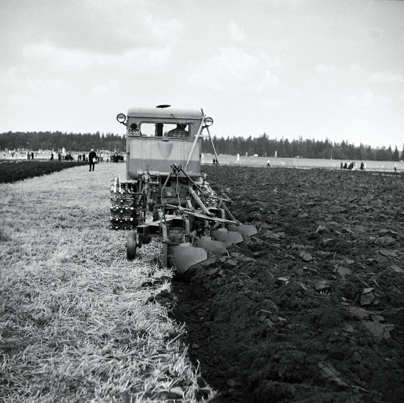 Ratastraktorid põllumajanduse töötajate kutsealade võistlusel J. Gagarini nimelises näidissovhoostehnikumis võistlemas.