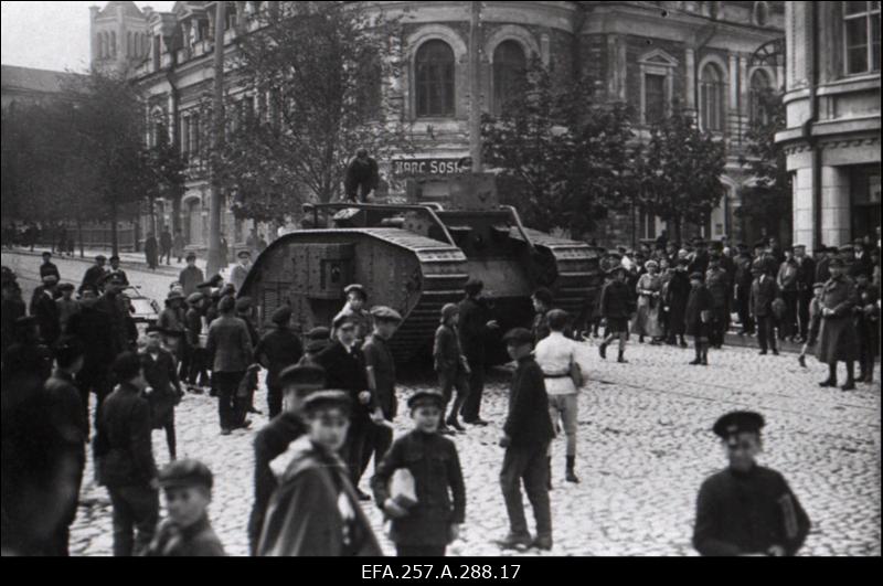 Inglismaalt Eesti sõjaväele saadetud raske tank tänaval sõitmas.