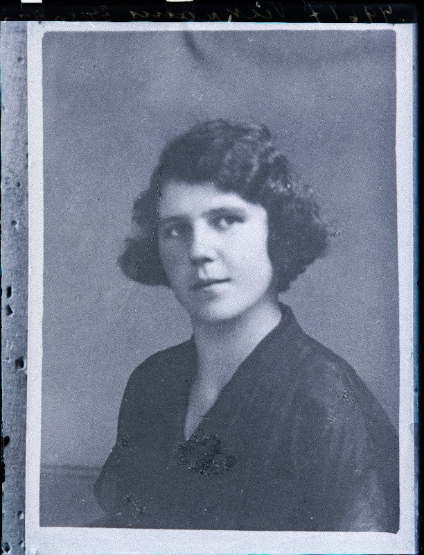 Naise foto, (05.11.1927 fotokoopia, tellija Viekmann).