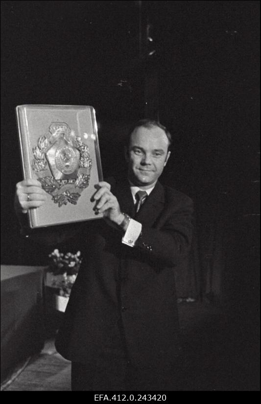 Tootmiskoondisele "Norma" annab juubeliseinaplaadi üle L.Lentsman ("Estonias")