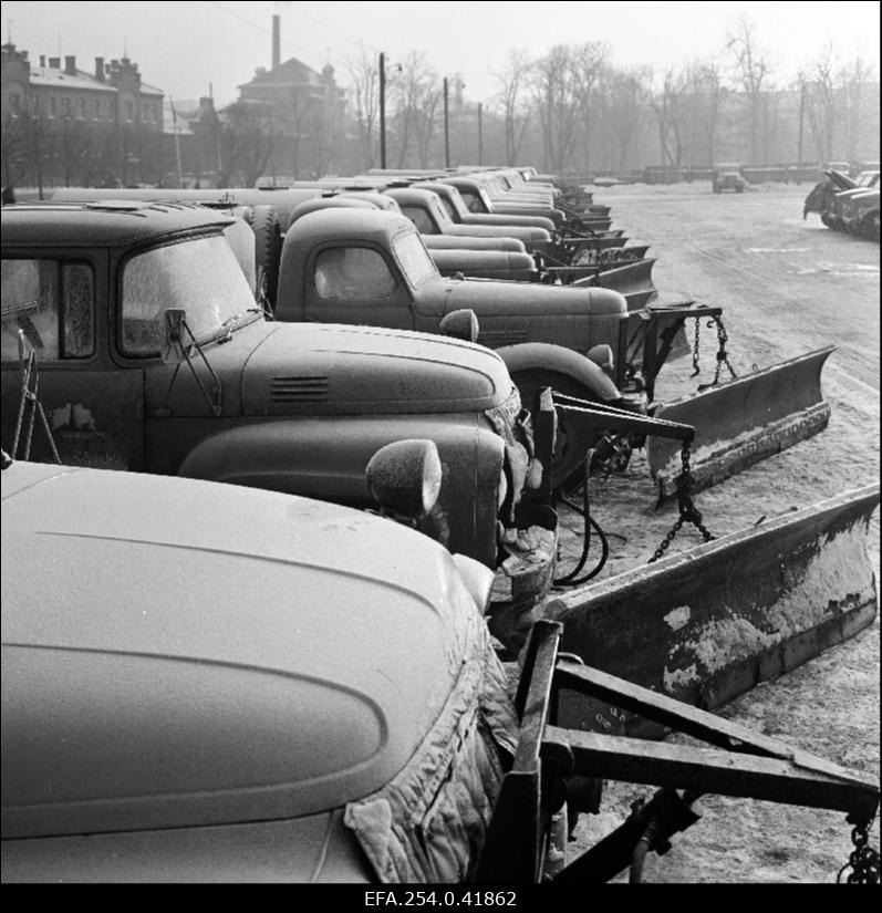 Stardivalmis lumetõrjujad Tallinna Spetsialiseeritud Autobaasis.