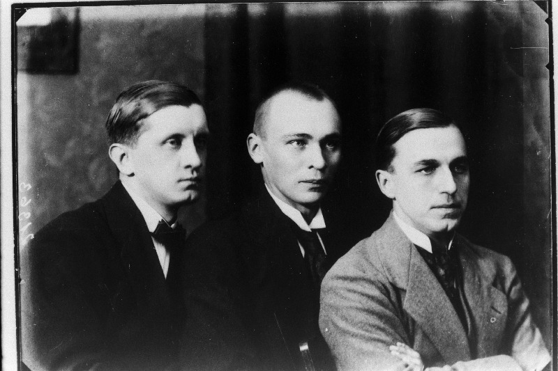 Vasakult 2. fotograaf Carl Sarap, 3. jurist ja ajalehe “Postimees” töötaja Adam Bachmann.