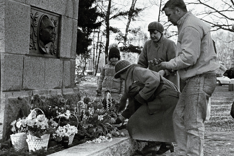 Eesti Vabariigi 72. aastapäev. K. Pätsi ausamba juures.