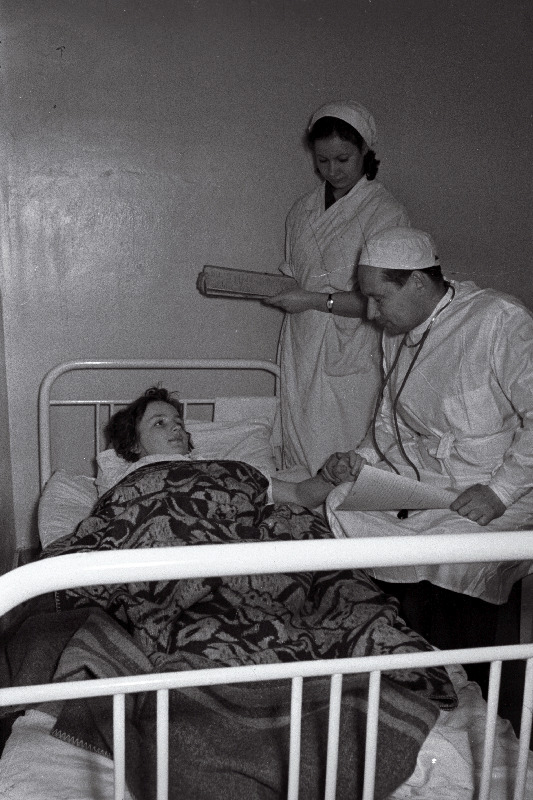 Kallaste haigla peaarst Heino Järk ja valveõde Veera Maraševa palatis visiidil.