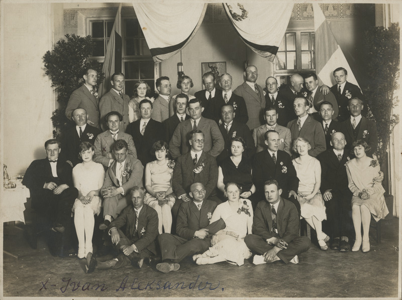 Aleksander Ivan koos määratlemata inimestega