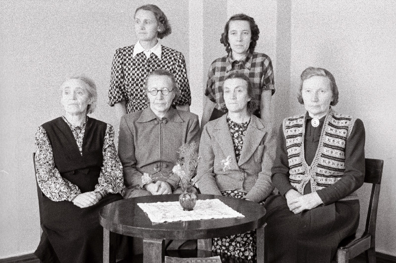 Tallinna 17. Keskkooli autasustatud õpetajad (istuvad) A. Raid, M. Salum, M. Lember ja H. Ramul. (Seisavad) E. Tamm ja  E. Sepp.