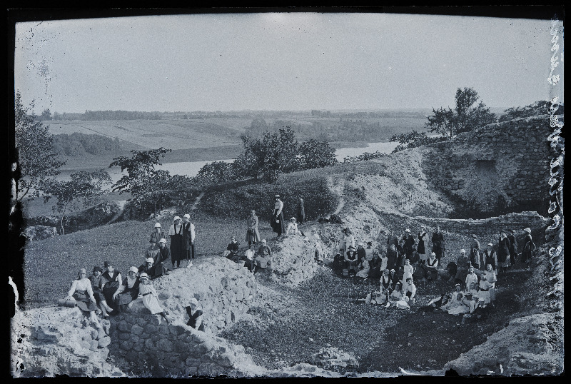 Paide Naisgümnaasiumi õpilased lossivaremetes, (negatiiv ilmutatud 31.07.1920).