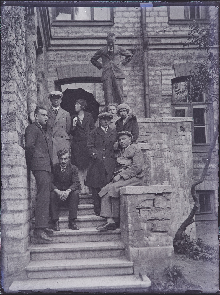 Tallinna Tehnikumi üliõpilased. Kõrgemal seisab Otto Puuman (Ott Puuraid), tema ees all Erika Volberg (Nõva).