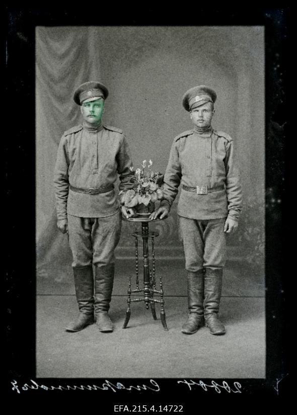 Kaks sõjaväelast, (foto tellija Startschenko [Startšenko]).