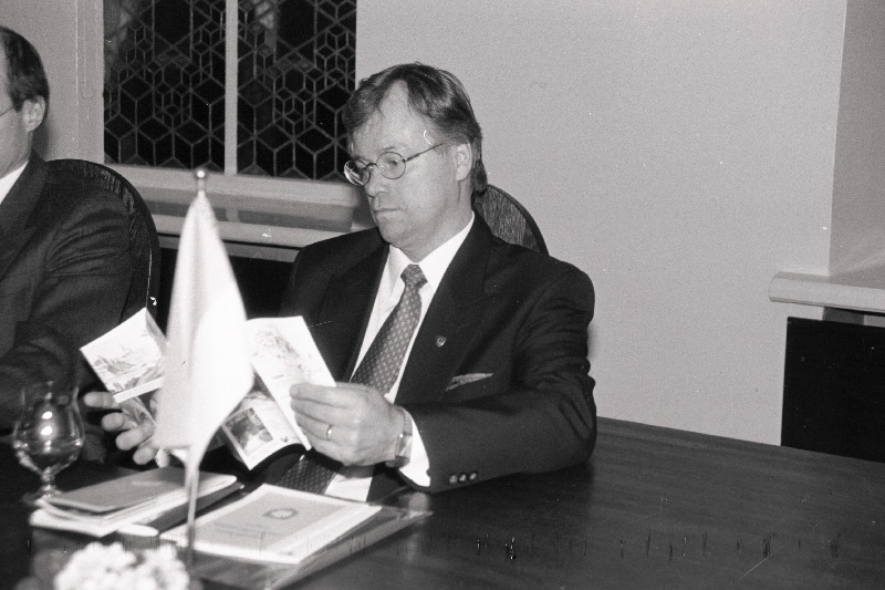 Linnavalitsuses; Märt Moll; Maavalitsuses; Riigikogu liikmed; Soome-Porvoo juhid.