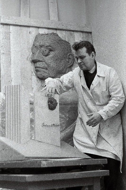 Kirjanik Eduard Vilde 100. sünniaastapäevaks tehtav mälestusmärk ja selle autor skulptor A. Eskel.