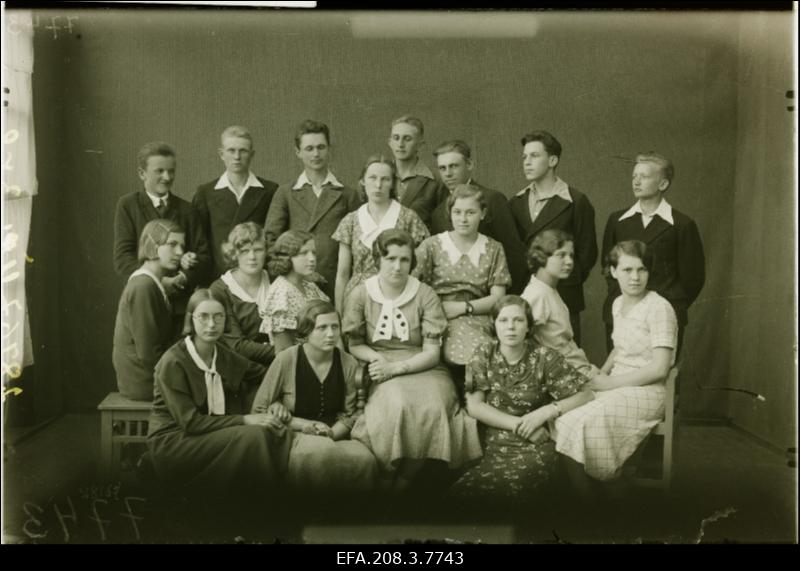 Grupp Paide Ühisgümnaasiumi III klassi õpilasi.