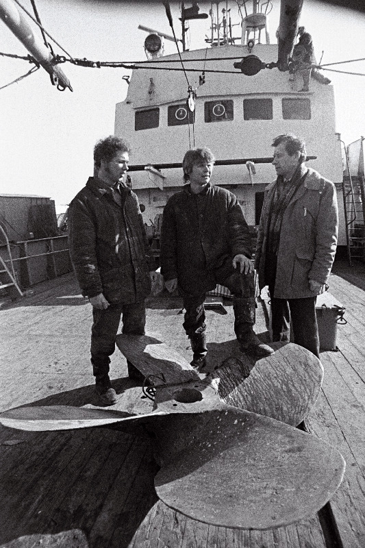 Tallinna 1. kutsekeskkooli laevajuhtimise eriala õpilased Rafik Assadov ja Raivo Raamat ning kolhoosi "Hiiu Kalur" aseesimees Henn Noor vestlushoos.