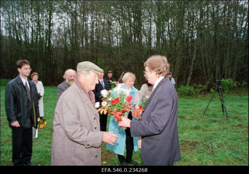 Mälestustahvli avamine Pallaslase Valdemar Väli mälestuseks (sünd.1909) Läänemaal Kullamaa vallas endisest tööstushoonest ainsana tänapäeva jõudnud paekivikorstnale. Kohal on ka kunstnik ise.