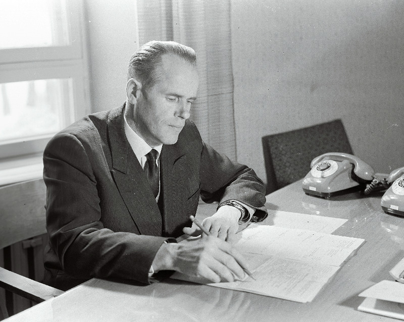 Vinni näidissovhoostehnikumi Lenini ordeniga autasustatud direktor Heino Kallaste oma kabinetis.