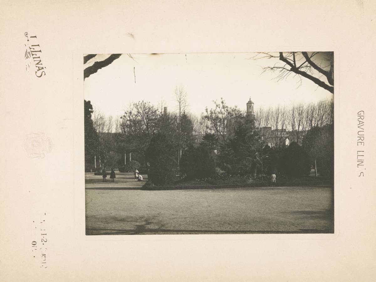 [Queen Victoria Gardens] - The gardens Queen Victoria of the Dehesa. In the background, the Cathedral of Girona.