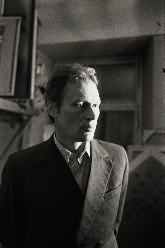 Kunstnik Peeter Mudist oma ateljees Pikal tänaval.