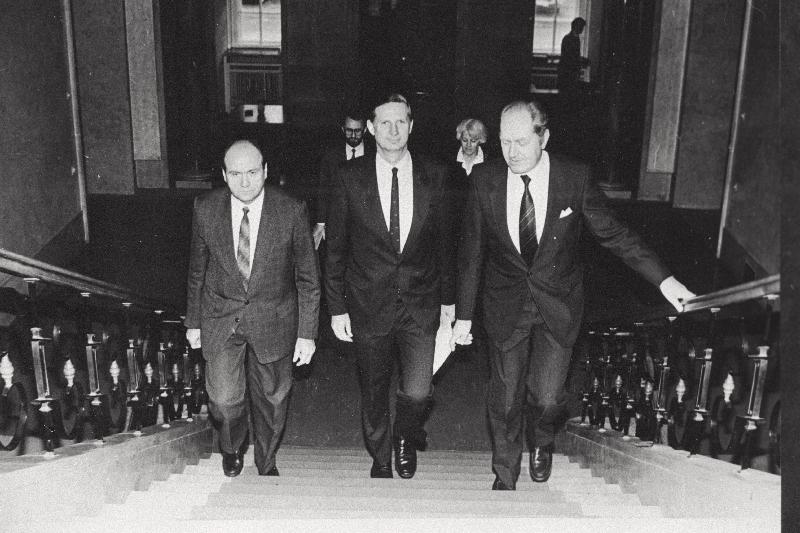 Austraalia suursaadik Eesti Vabariigis Robert Stuart Merrilees (keskel) Kadrioru lossis.