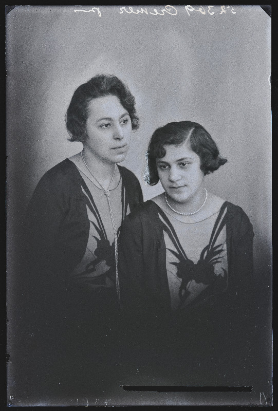 Kaks naist, (foto tellija Kremer [Cremer]).