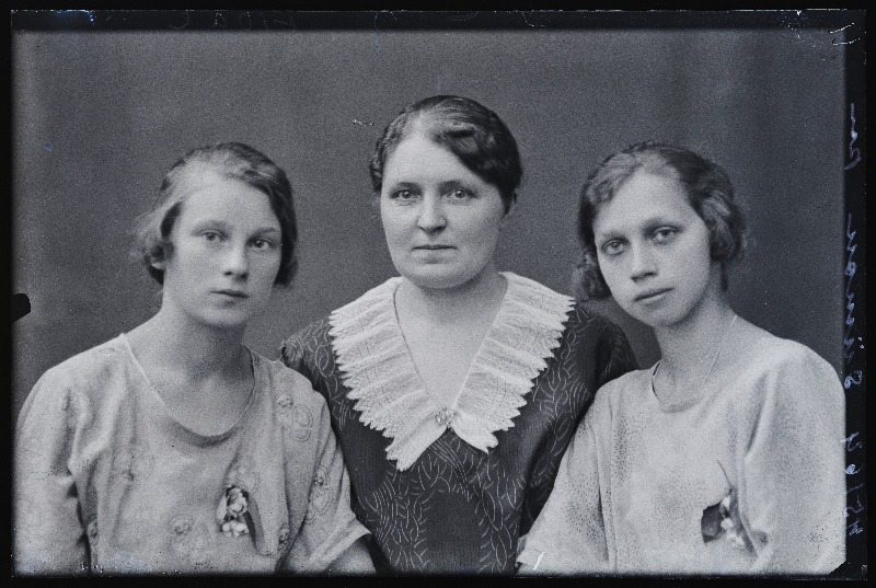 Grupp naisi, (foto tellija Siimon).