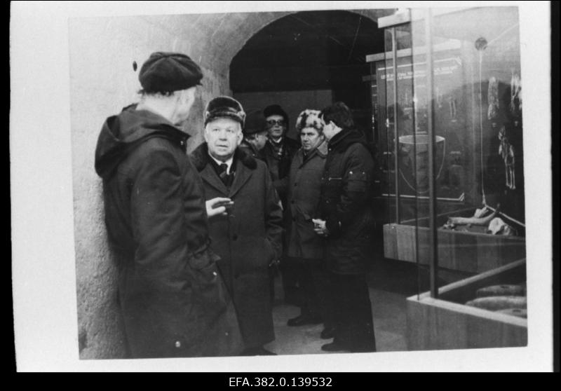 EKP Keskkomitee esimene sekretär Karl Vaino (vasakult 2.) tutvub Kuressaare linnusega.