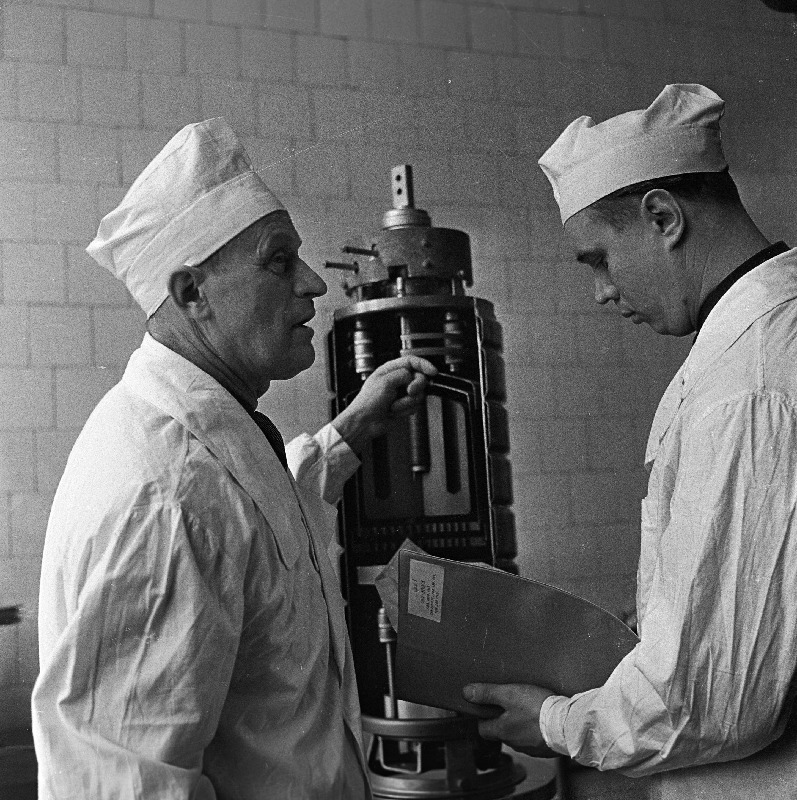 M.I.Kalinini nim.Tallinna Elavhõbealaldite Tehase peaenergeetik Priit Jüris (vasakul) ja elavhõbealaldite tsehhi juhataja Elmar Tamberg.