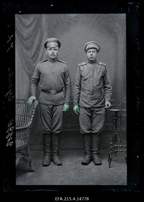 Kaks sõjväelast, (foto tellija Guseff [Gusev, Gussev]).