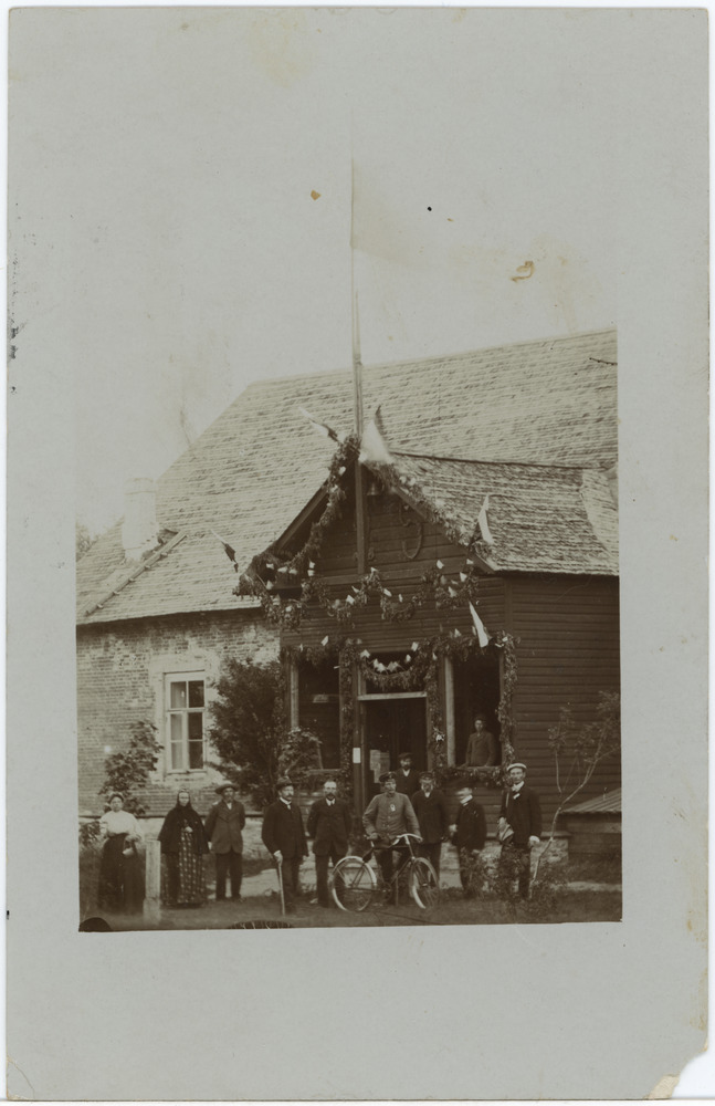 Seltskond Simititsa koolimaja ees